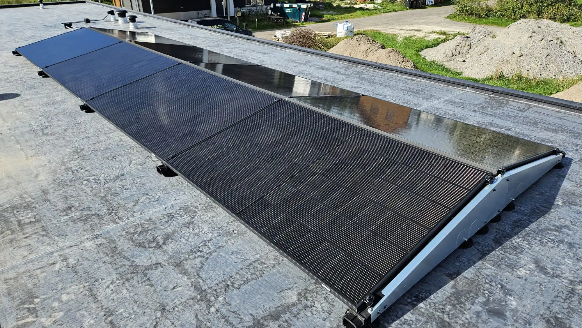 Zonnepanelen teruggeplaatst op platdak.